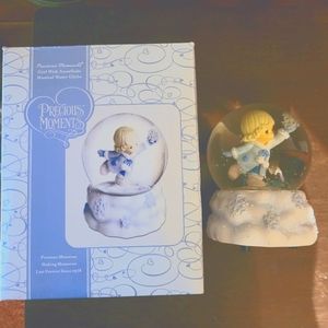 Precious Moment Girl w/Snowflake musical snowglobe